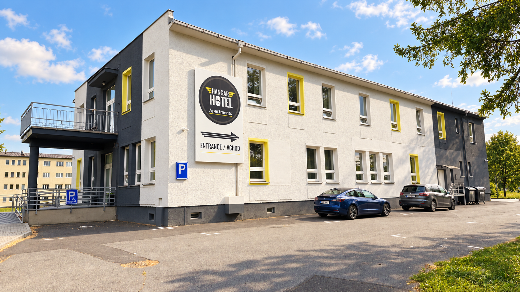 Hotel Hangar Apartments — budova a parkování
