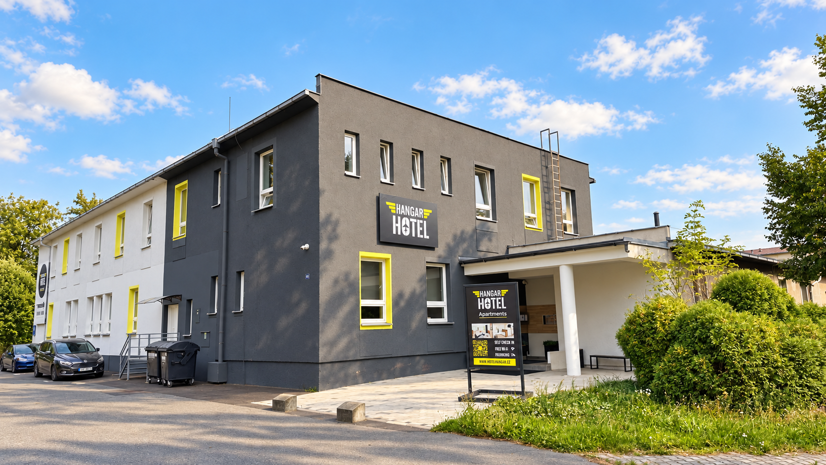 Hotel Hangar Apartments — hlavní vstup